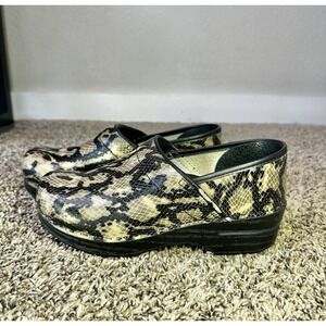Dansko Women's Size 38 / 7.5 US Python Print Shoes Clogs Tan Black